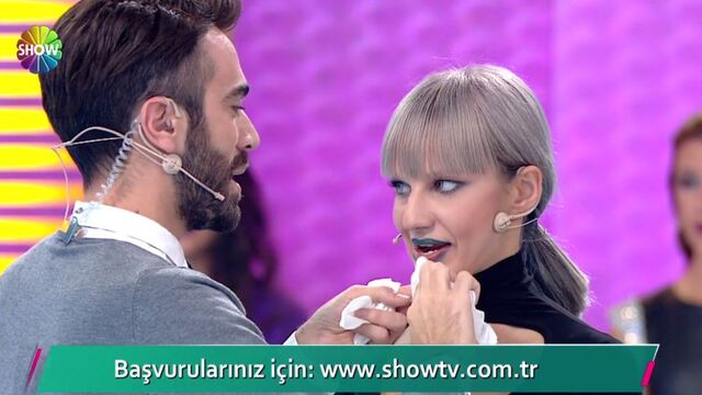Kemal Doğulu, Ayşenur Balcı'nın rujunu sildi!