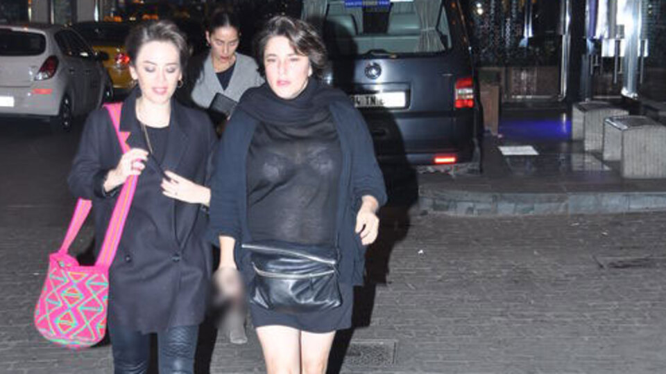 Yengeden dekolte şov!