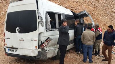 Sivas'ta minibüs devrildi: 20 yaralı