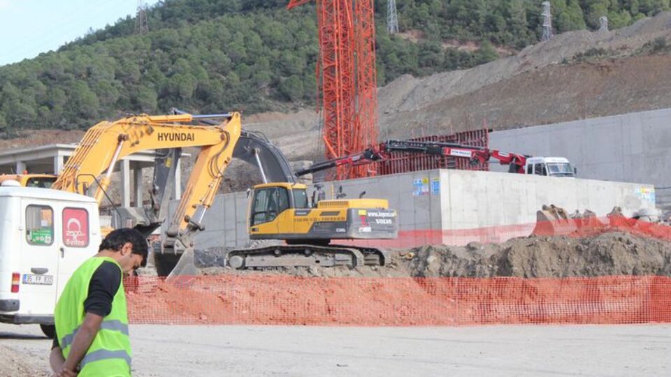 Kule vinci kurarken düşen işçi can verdi