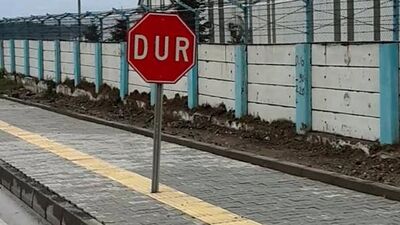 Görme engelli yoluna 'dur' tabelası