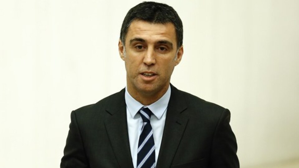 Hakan Şükür maaşını bağışladı