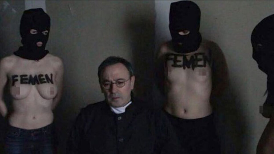 FEMEN papaz kaçırdı!