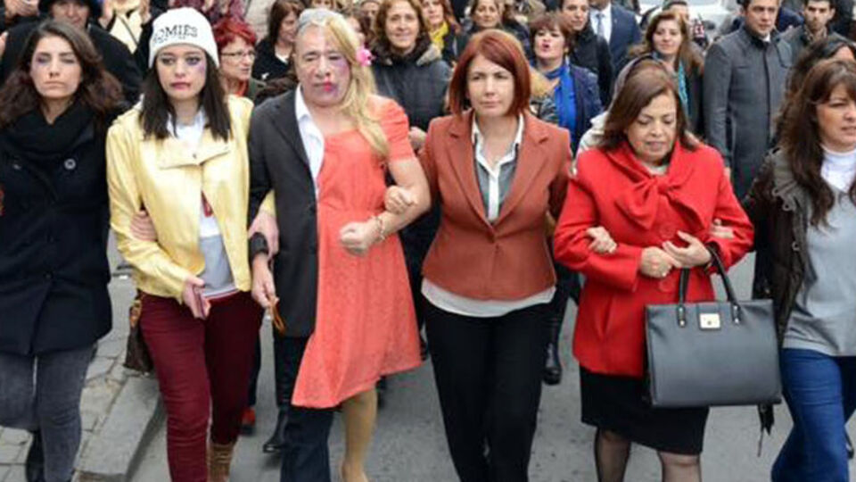 İlyas Salman kadınlarla birlikte yürüdü