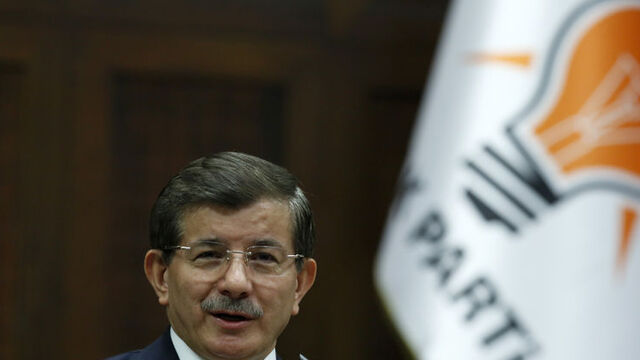 Başbakan Ahmet Davutoğlu, ilk kez masayı yumrukladı!