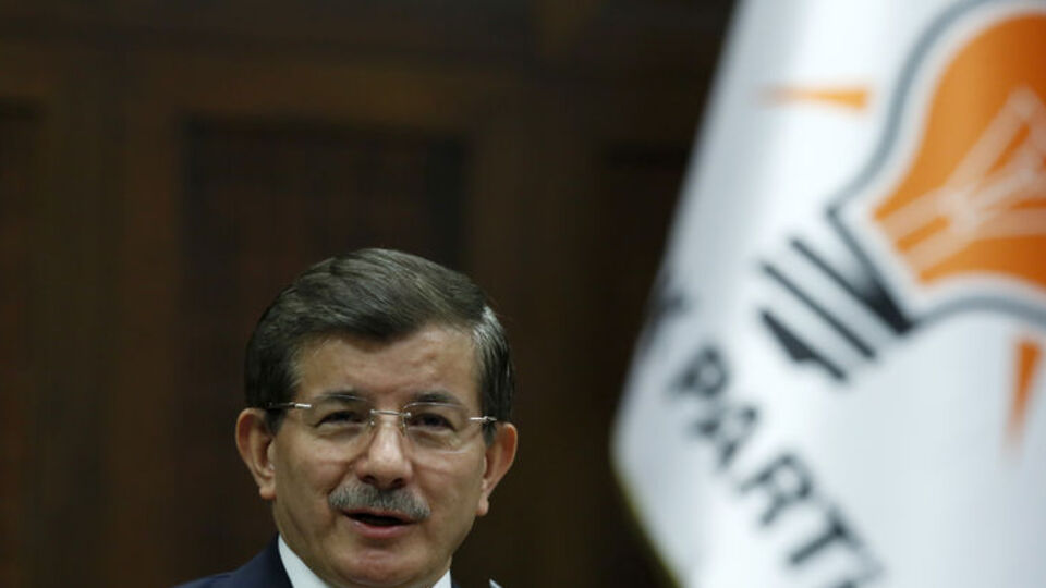 Başbakan Ahmet Davutoğlu, ilk kez masayı yumrukladı!