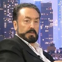 Kediciklere o futbolcuyu böyle anlattı!