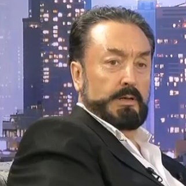 Kediciklere o futbolcuyu böyle anlattı!