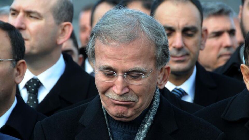 Mehmet Ali Şahin eşini gözyaşları içinde son yolculuğuna uğurladı