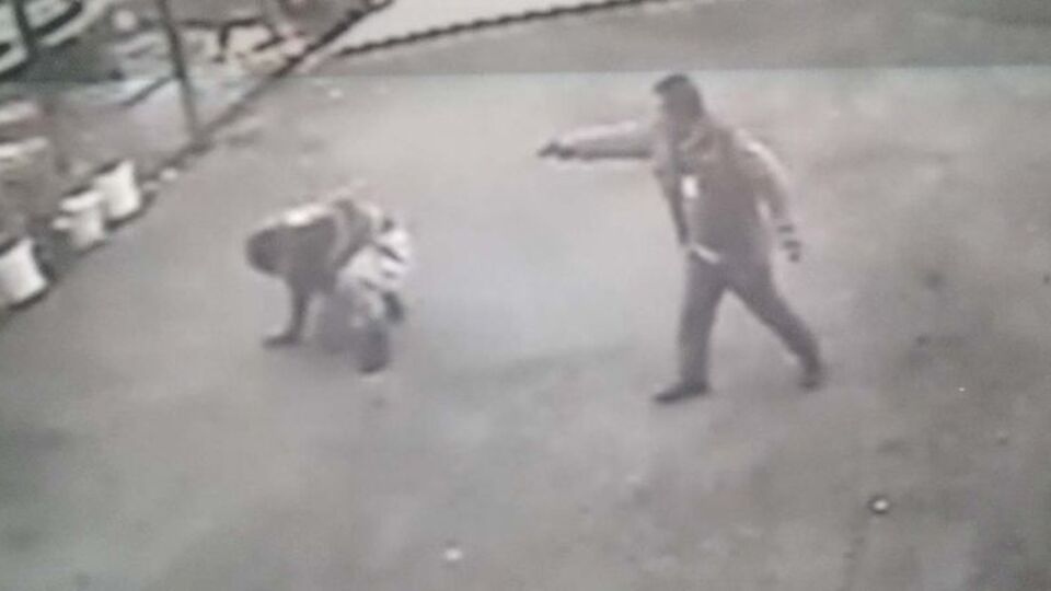 Baba oğula silahlı saldırı kamerada