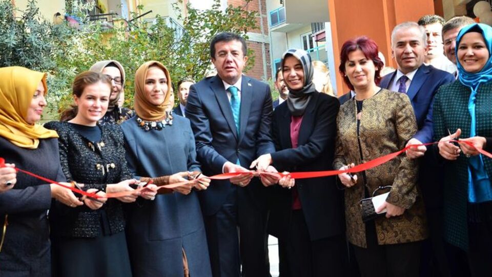 Bakan Zeybekci ve Sümeyye Erdoğan'dan dernek açılışı