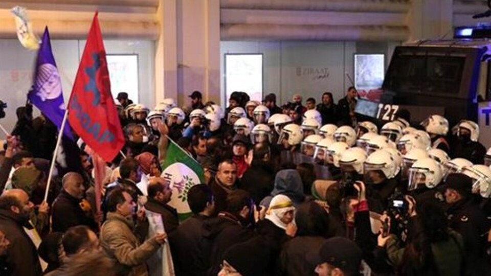 Kobani Dayanışması'nın yürüyüşüne polis müdahalesi