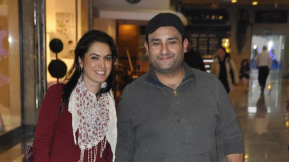 Çiçeği burnunda çift sinemada