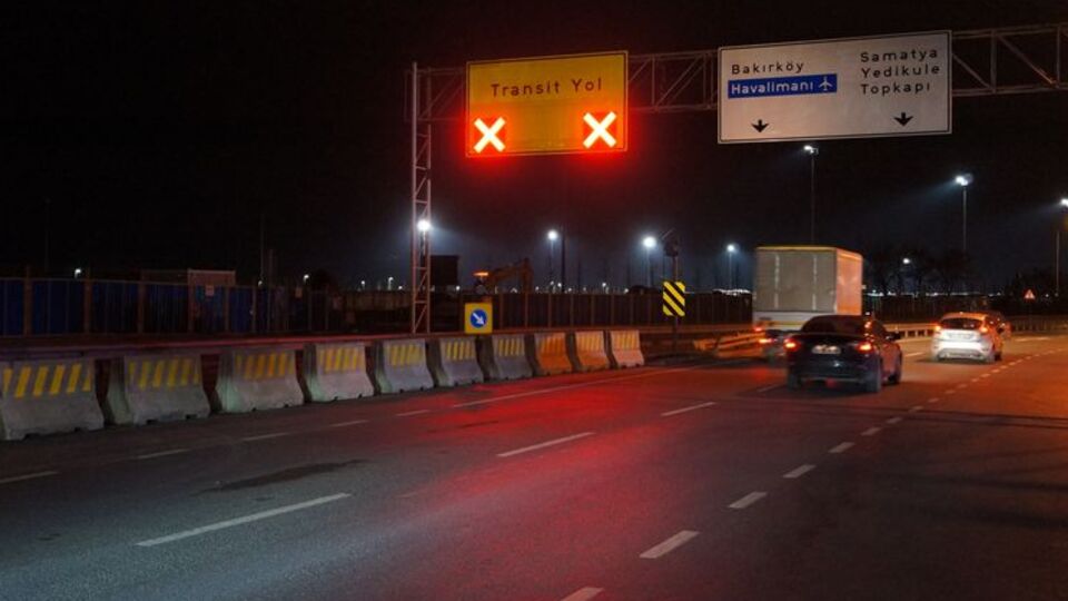 Sahilde 2 şerit trafiğe kapalı