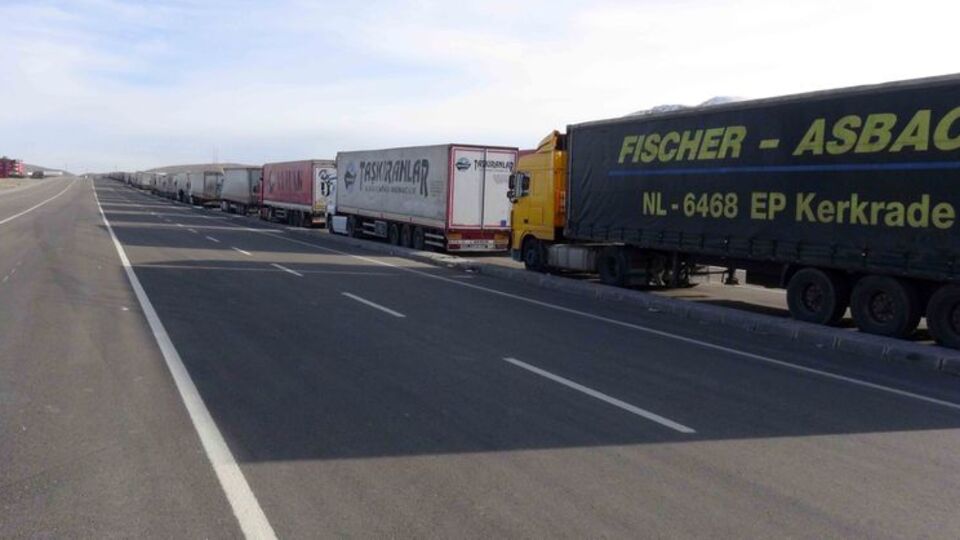 TIR kuyruğu 15 kilometreye ulaştı