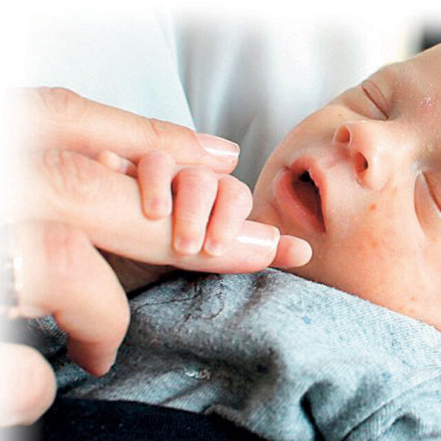 Annelerinden nakledilen rahimle doğurdular