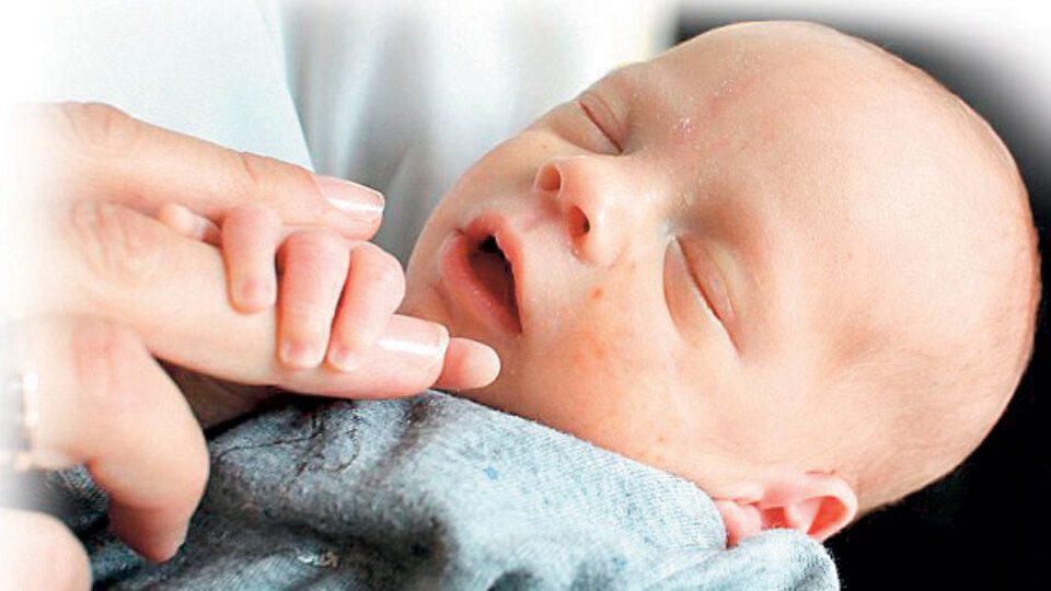 Annelerinden nakledilen rahimle doğurdular