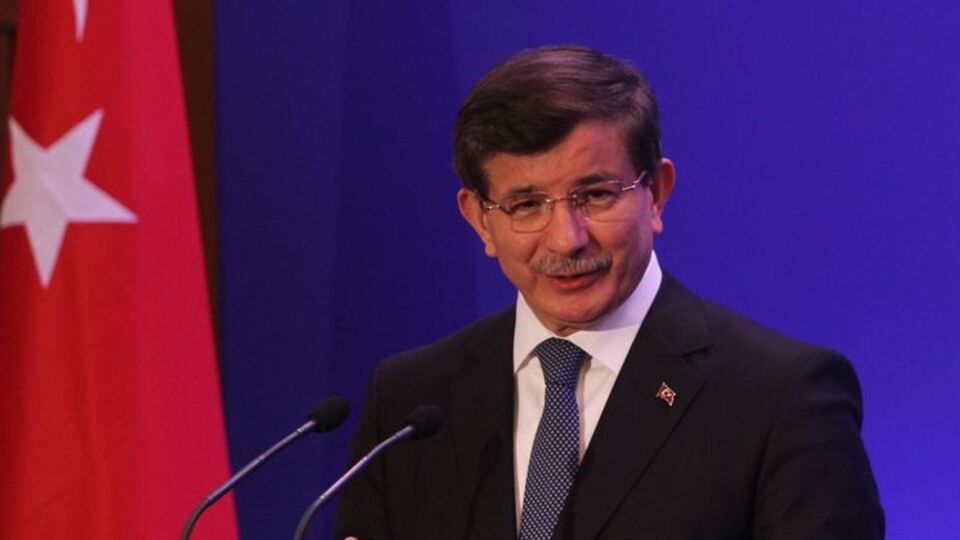 Başbakan ayağının tozuyla toplantıya geçti