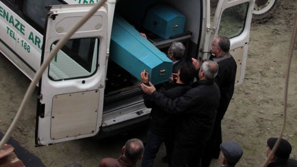 Anne babasını av tüfeğiyle öldürdü