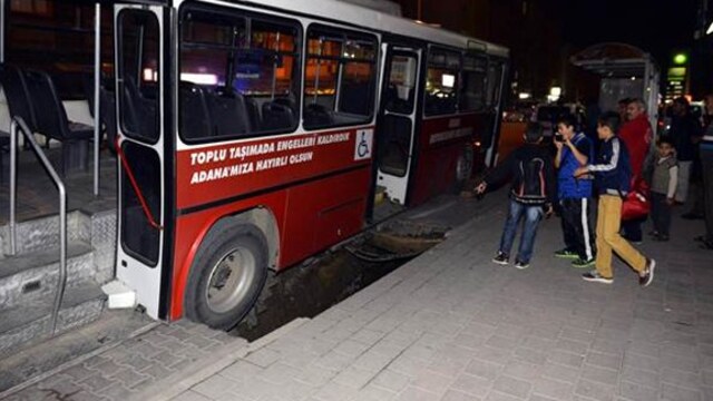 Yol çöktü, otobüs çukura düştü