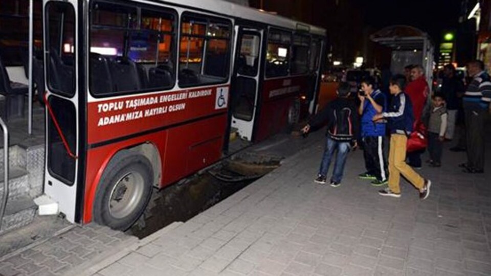 Yol çöktü, otobüs çukura düştü