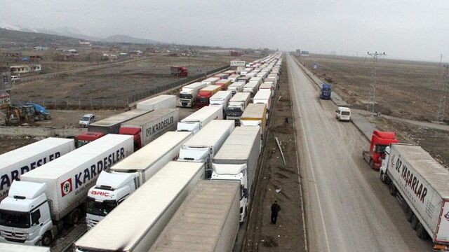 8 gündür İran'a gitmeye çalışıyorlar