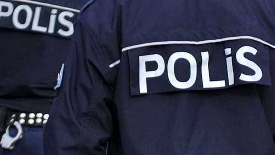 Türk bayrağının ipini keserek indiren şüpheli yakalandı