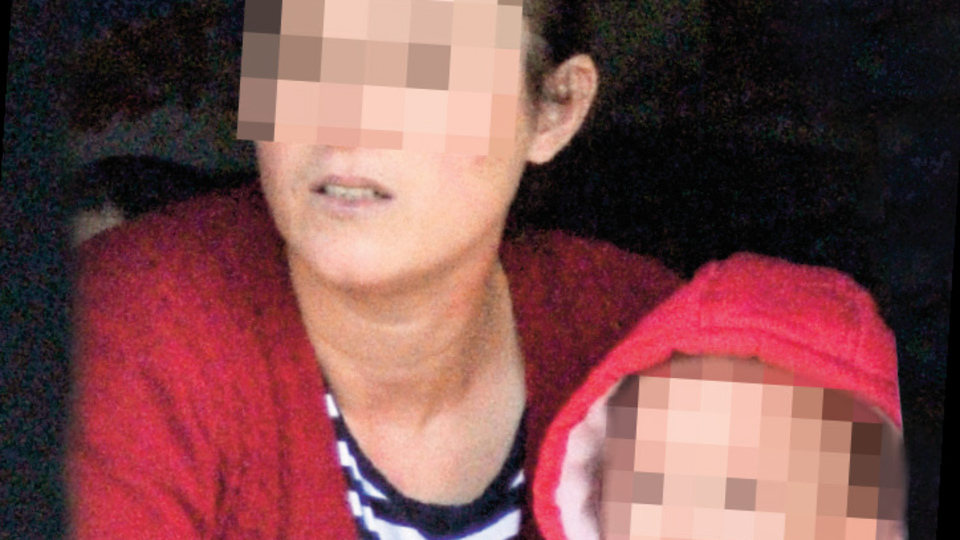 Evi yıkılmasın diye bebeğinin boğazına bıçak dayadı