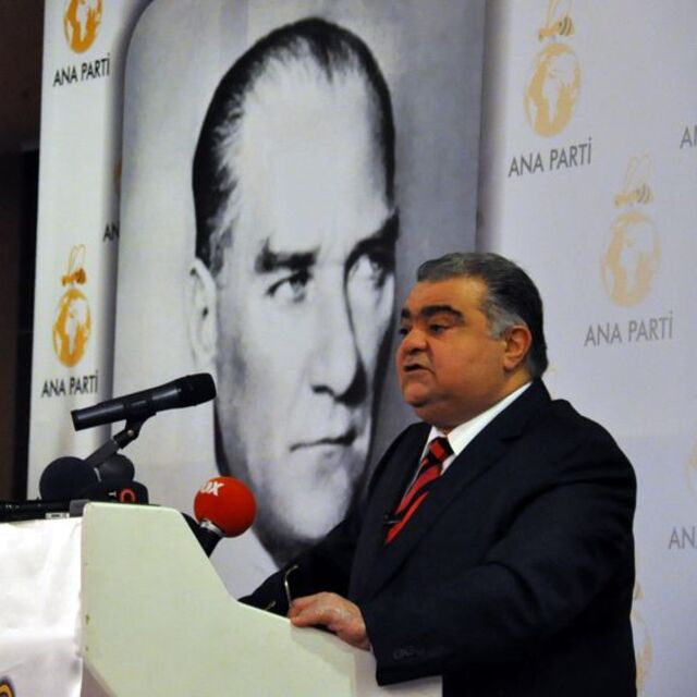 Yeni partisiyle ilk defa basının karşısına geçti