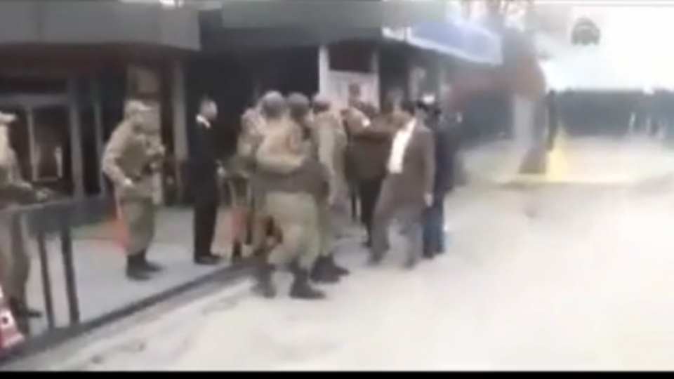 Askerle polis karşı karşıya geldi