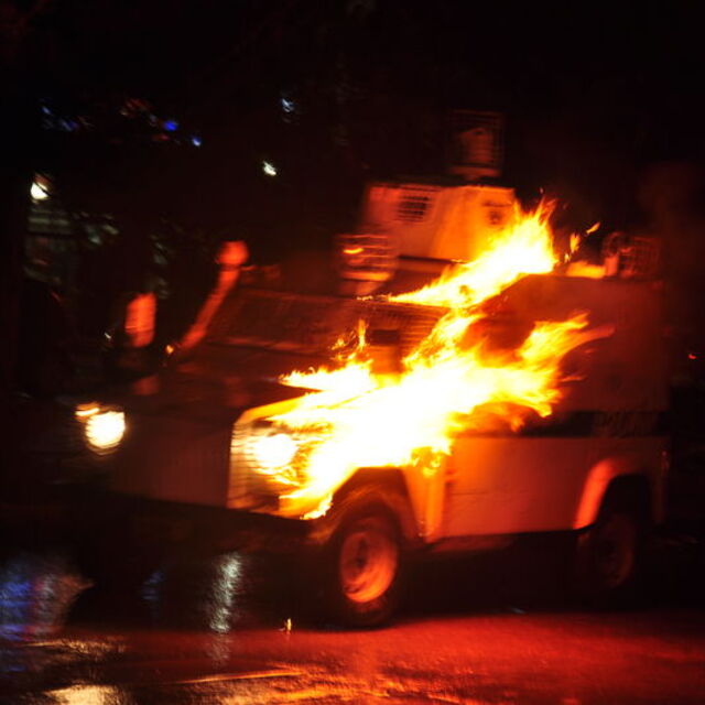 Polis aracına molotoflu saldırı!