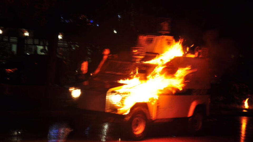 Polis aracına molotoflu saldırı!
