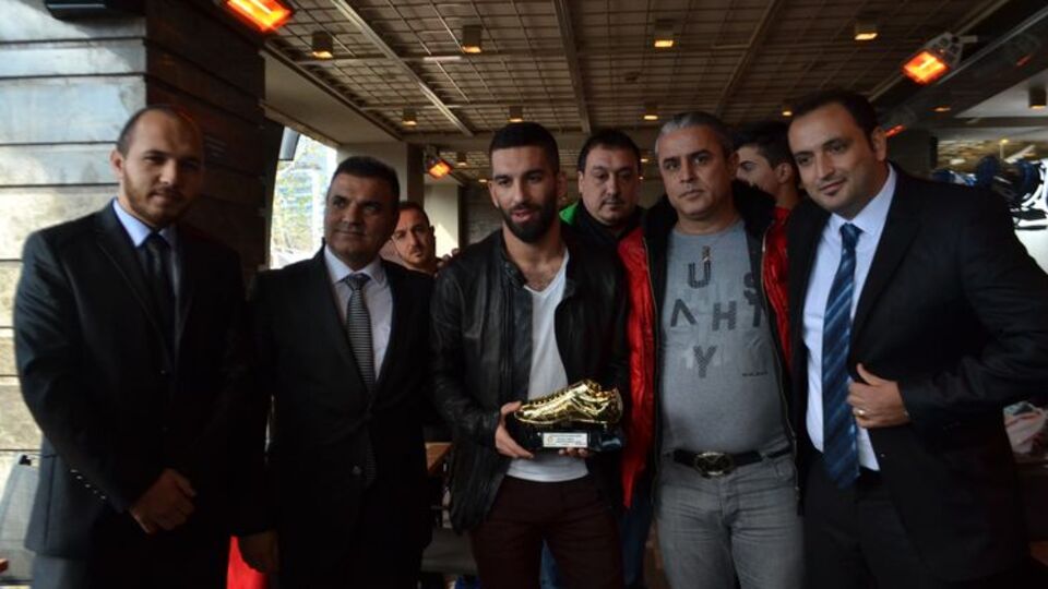 Arda Turan ödülünü aldı