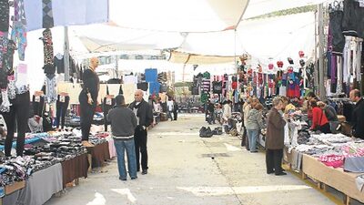 Pazarda torba dağıttı