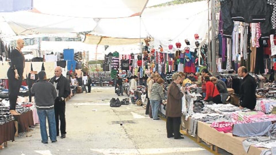 Pazarda torba dağıttı