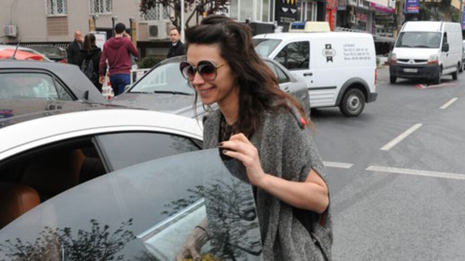 Sevgilisini bırakıp gitti