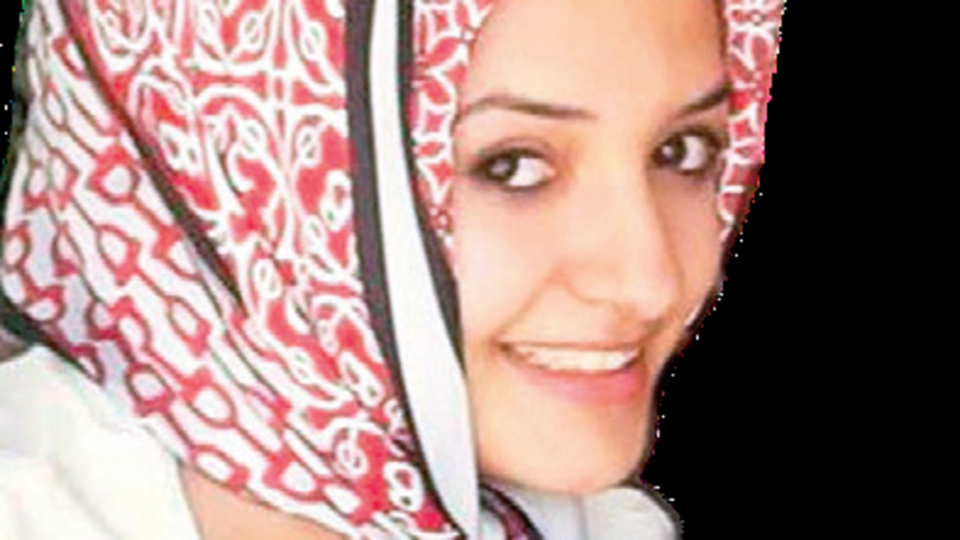 Otomobilde sıkışarak can verdi