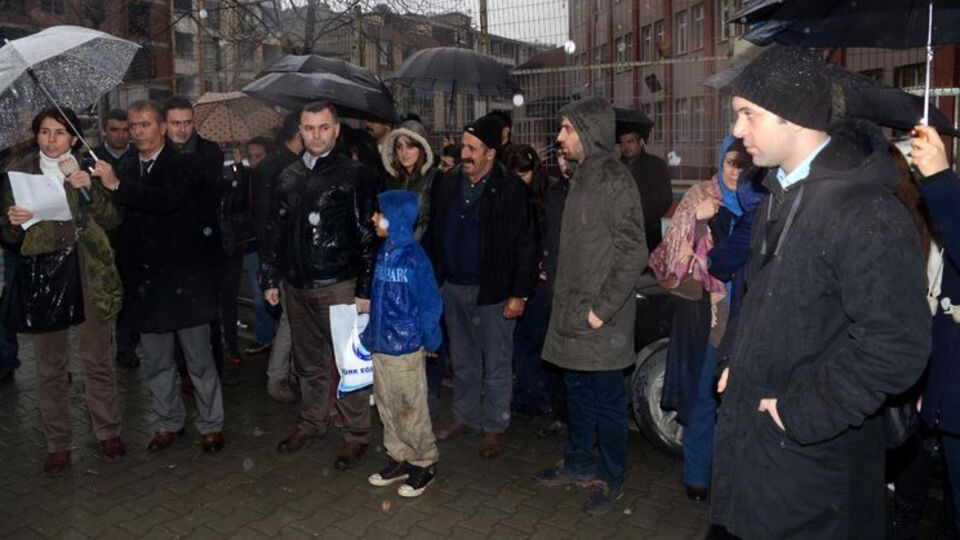 Esenyurt'ta okul önünde öğretmenlere saldırı!
