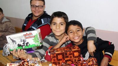 Oyuncaksız çocuk bırakmadılar