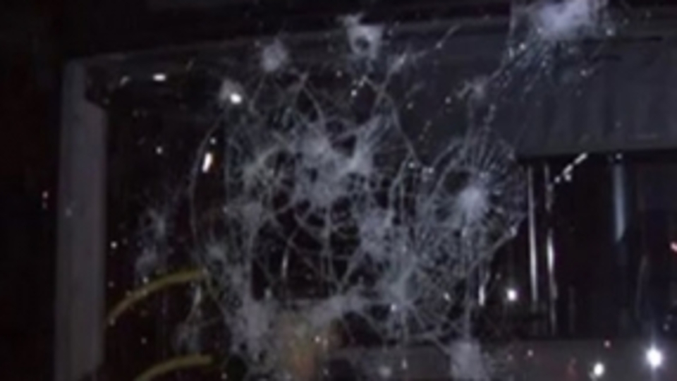 Otobüs taşlayan 15 kişiye men cezası!