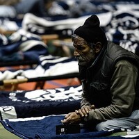 Evsizler spor salonunda ağırlanıyor