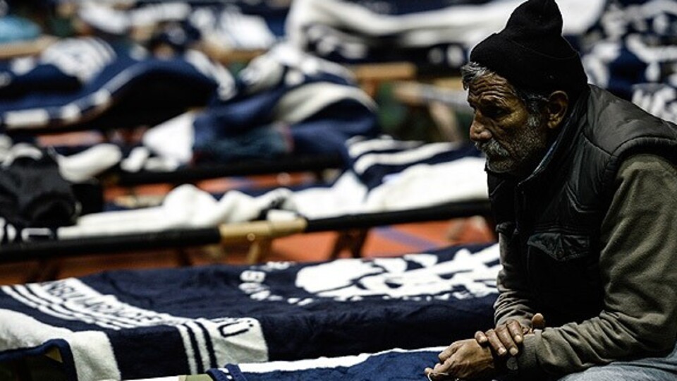 Evsizler spor salonunda ağırlanıyor