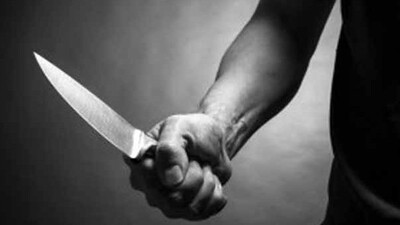 Annesinin boğazını kesti!