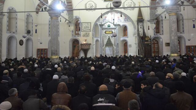 Camiler doldu taştı