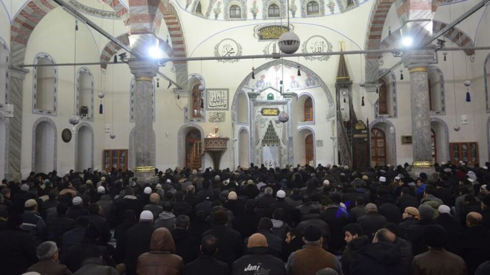 Camiler doldu taştı