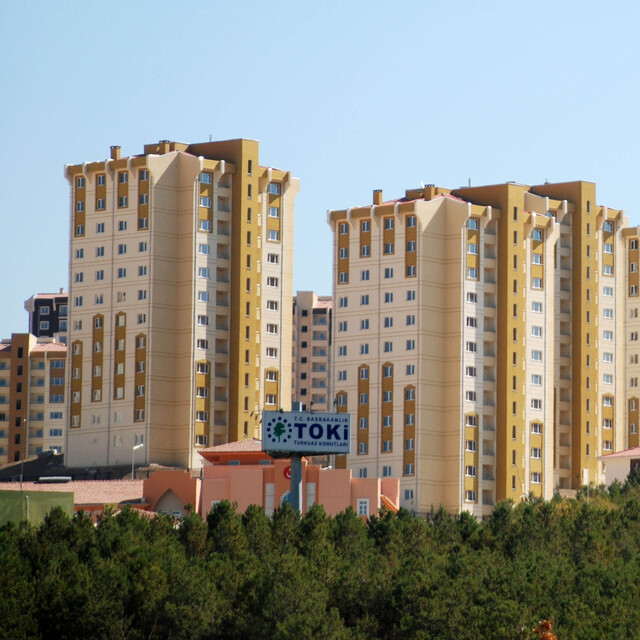TOKİ lüks konuttan çıkıp ofise girecek