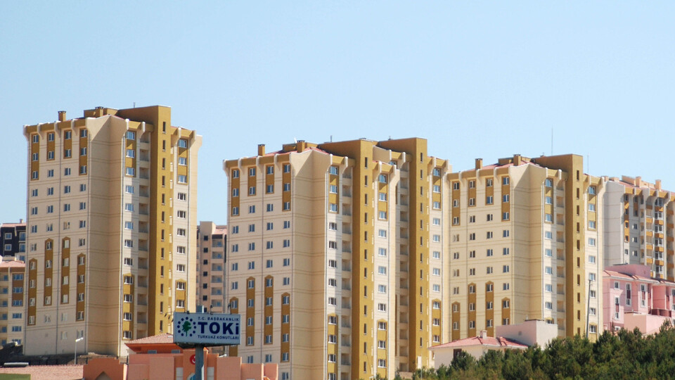 TOKİ lüks konuttan çıkıp ofise girecek