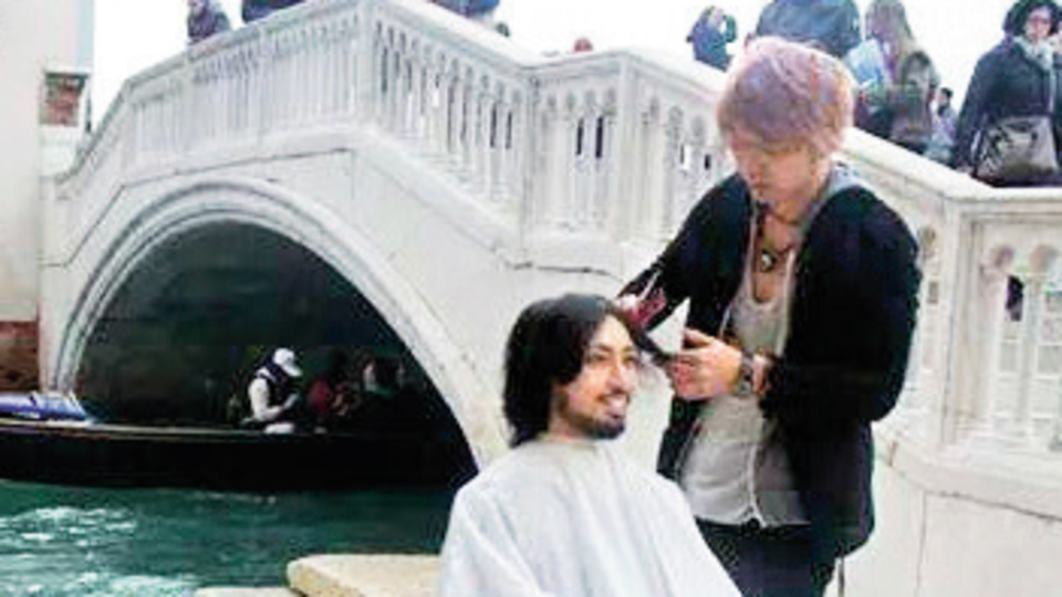 Saç keserek dünyayı dolaşıyor