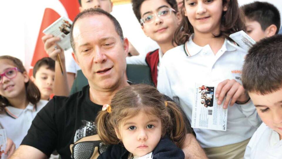 Sümer Ezgü çocuklarla buluştu