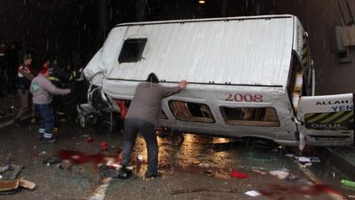 Karabük'te öğrenci servisi devrildi